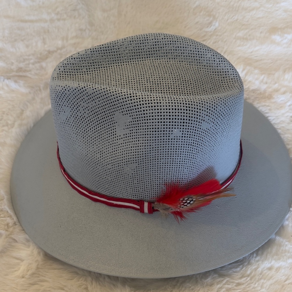 H026 HAT Fedora / Explorer style in blue with read red feather NWOT